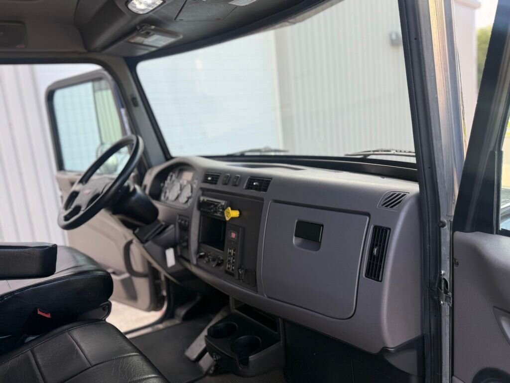 2020 Peterbilt 337 BOX   - Photo 32 - Martin, TN 38237