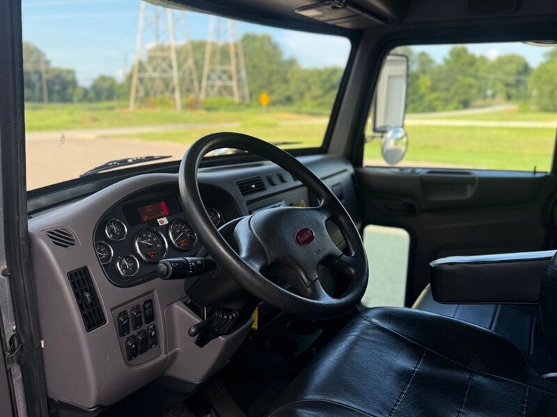 2020 Peterbilt 337 BOX   - Photo 2 - Martin, TN 38237