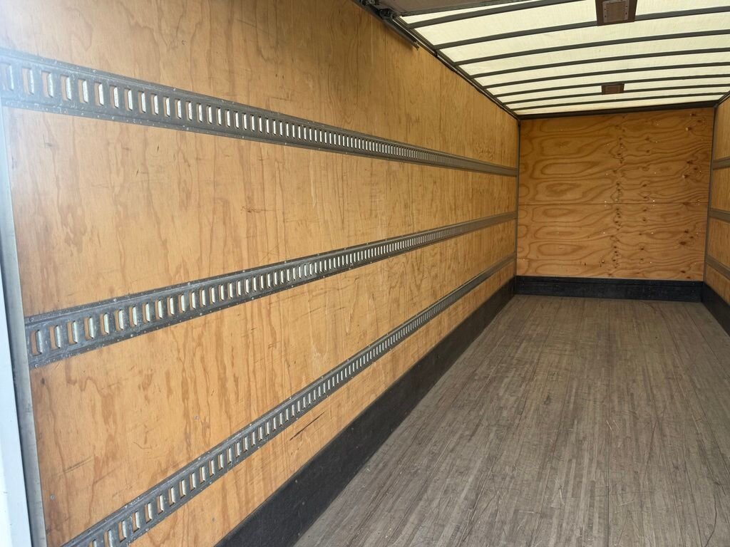 2020 Peterbilt 337 BOX   - Photo 21 - Martin, TN 38237
