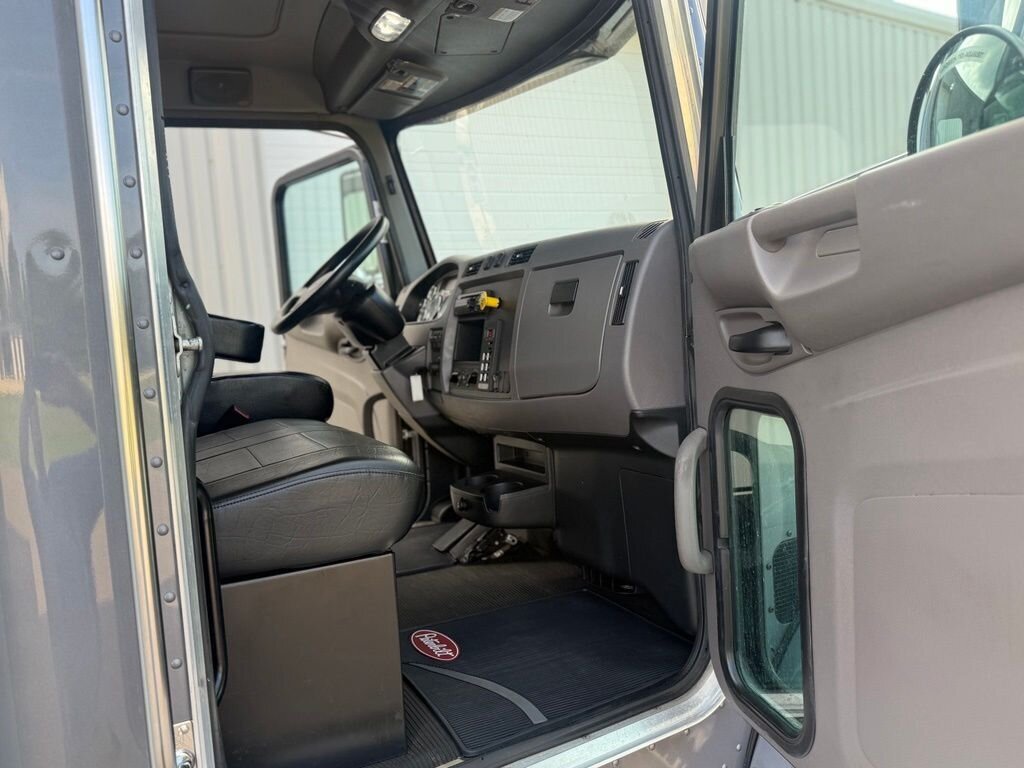 2020 Peterbilt 337 BOX   - Photo 30 - Martin, TN 38237