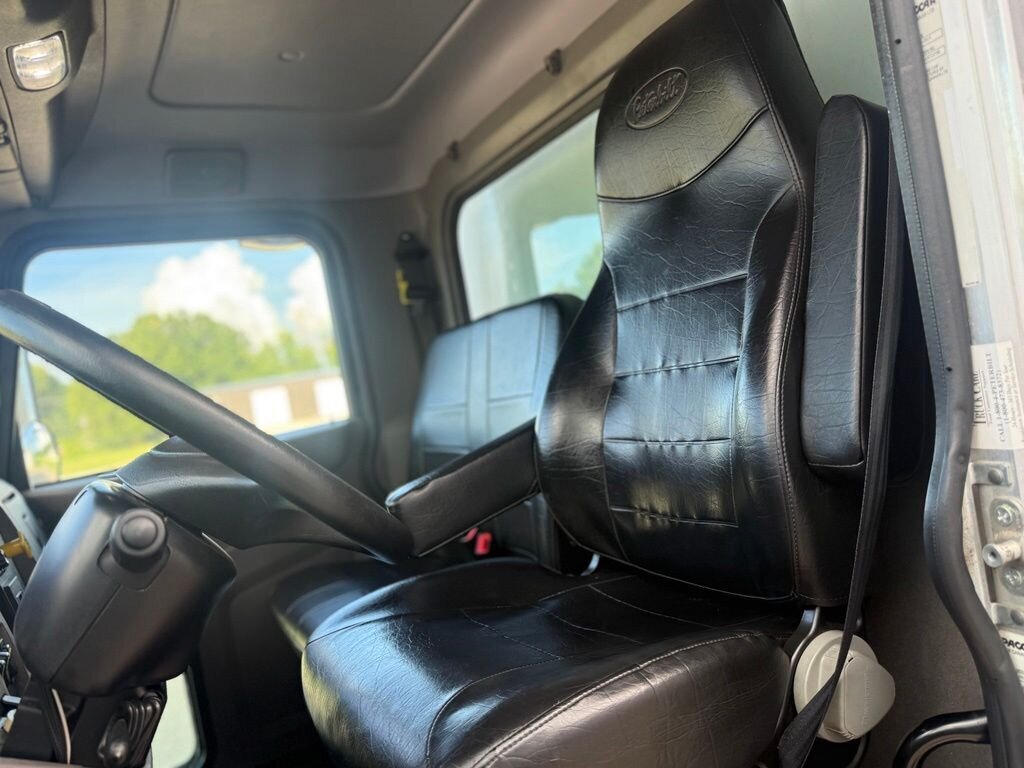 2020 Peterbilt 337 BOX   - Photo 24 - Martin, TN 38237