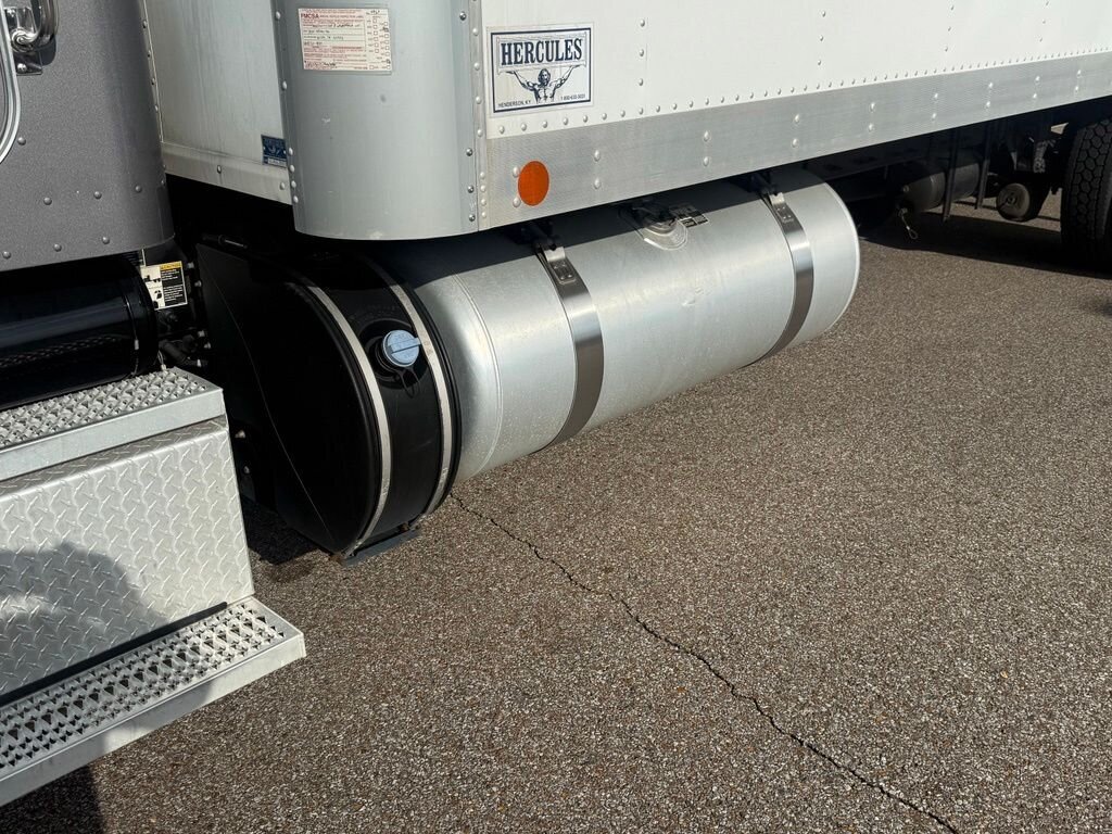 2020 Peterbilt 337 BOX   - Photo 14 - Martin, TN 38237