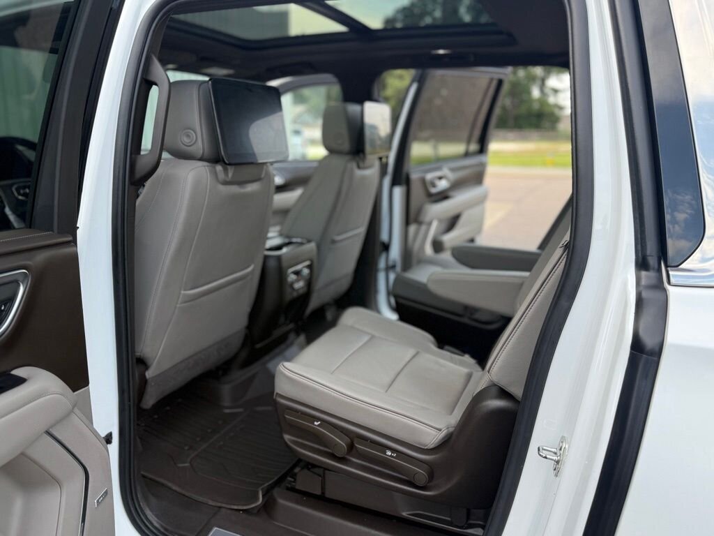 2023 GMC Yukon XL SLT   - Photo 31 - Martin, TN 38237