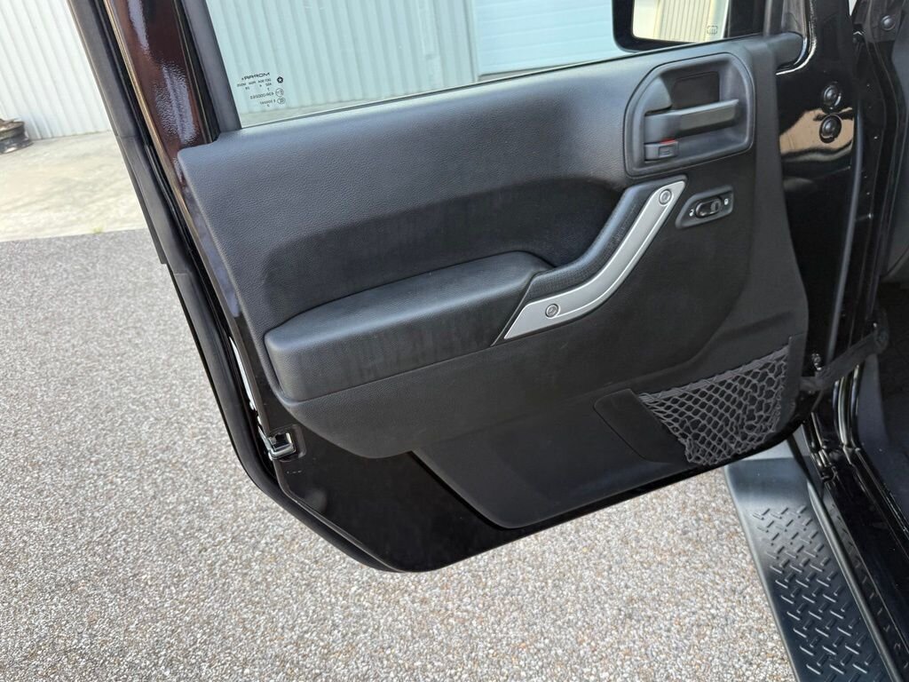 2014 Jeep Wrangler Unlimited Unlimited Sahara - Photo 24 - Martin, TN 38237