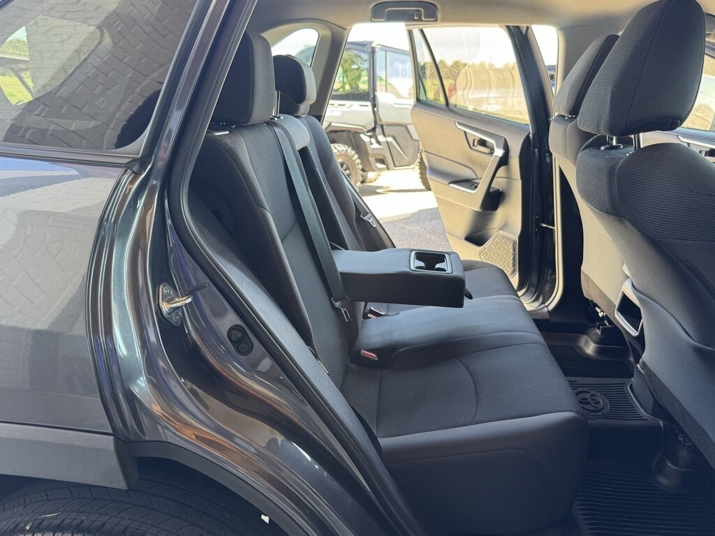 2021 Toyota RAV4 LE photo 35