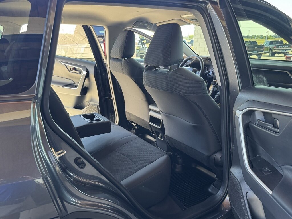 2021 Toyota RAV4 LE photo 34