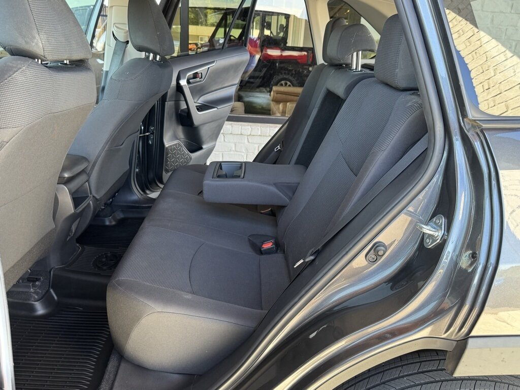 2021 Toyota RAV4 LE photo 31