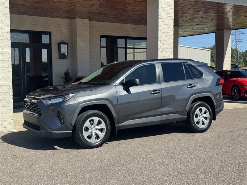 2021 Toyota RAV4 LE photo 3