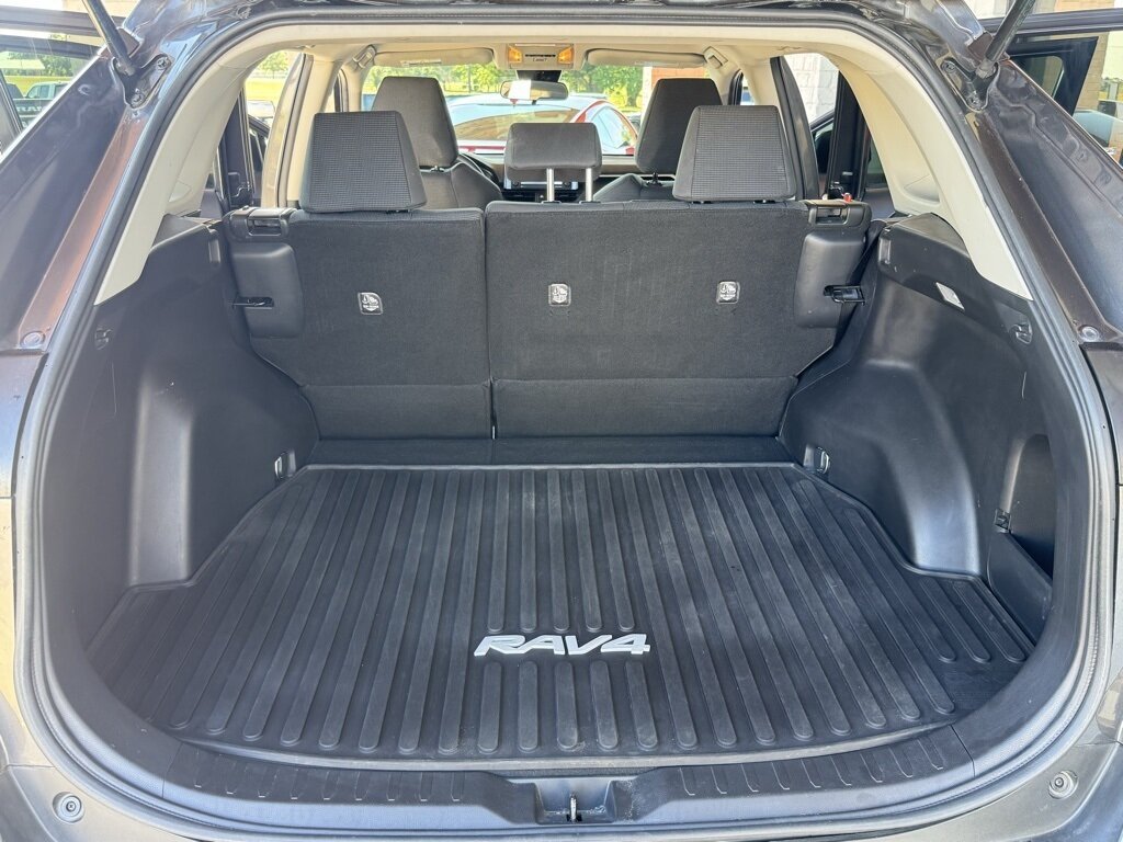 2021 Toyota RAV4 LE photo 33