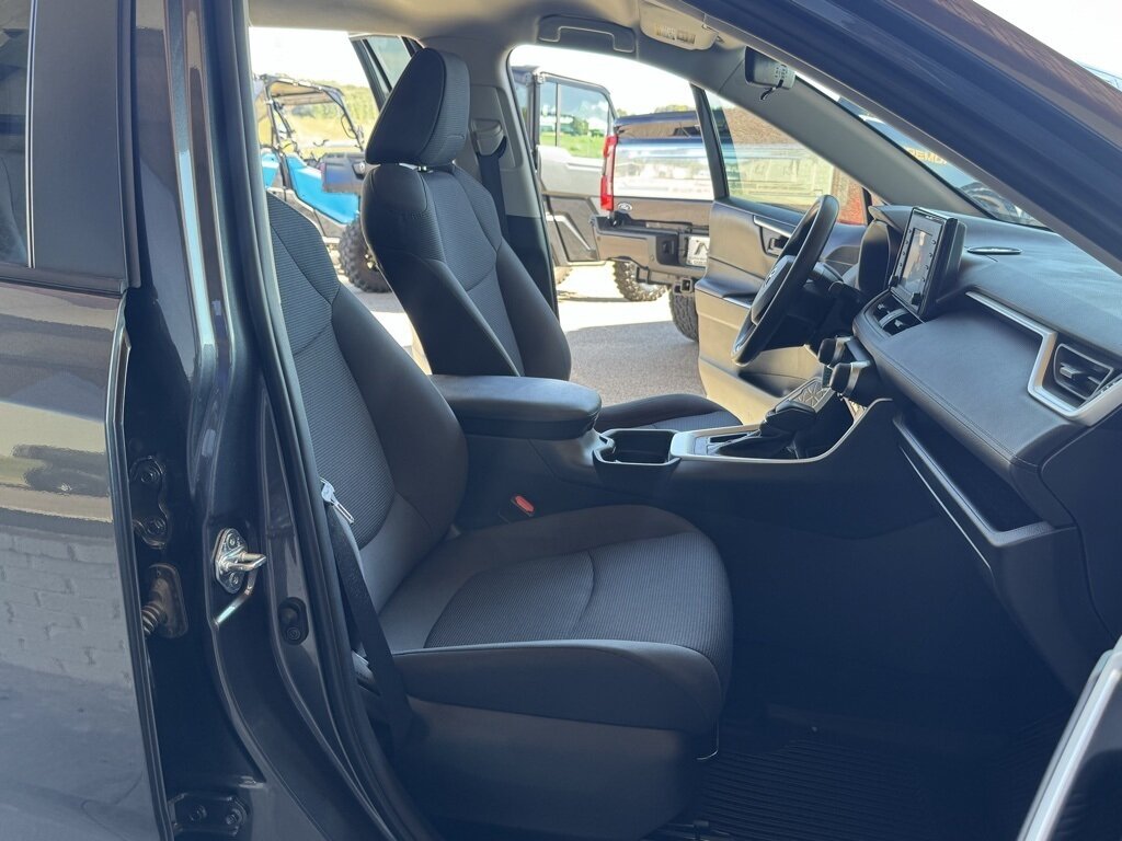 2021 Toyota RAV4 LE photo 38