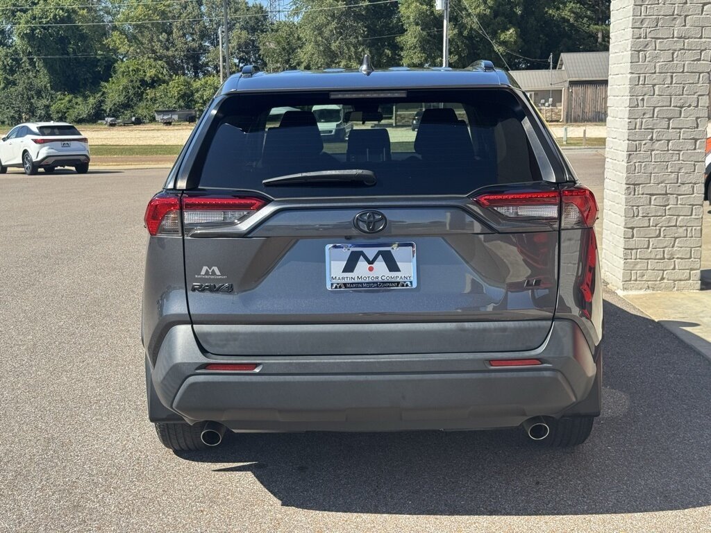 2021 Toyota RAV4 LE photo 9