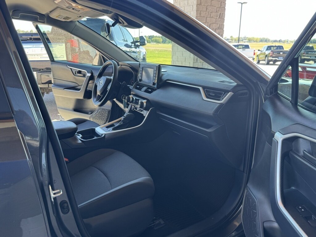 2021 Toyota RAV4 LE photo 37