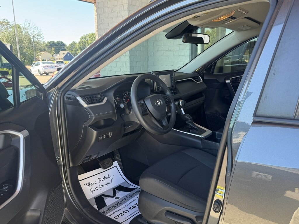 2021 Toyota RAV4 LE photo 18