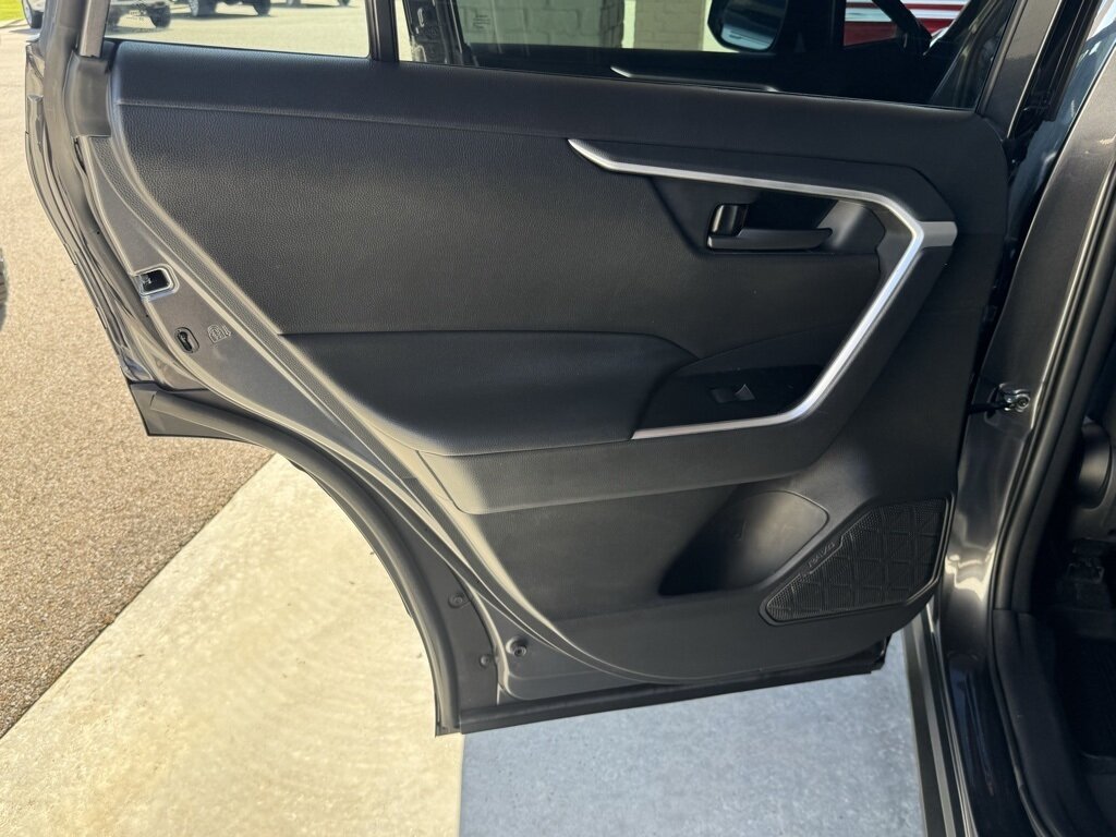 2021 Toyota RAV4 LE photo 32
