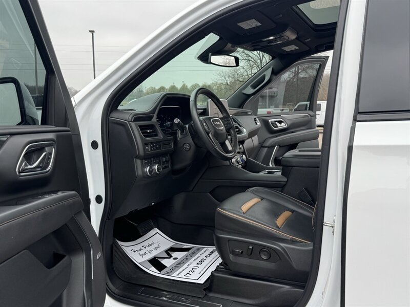 2023 GMC Yukon AT4 - Photo 2 - Martin, TN 38237