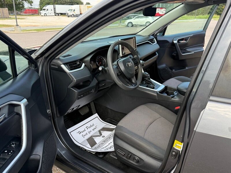 2019 Toyota RAV4 XLE   - Photo 2 - Martin, TN 38237