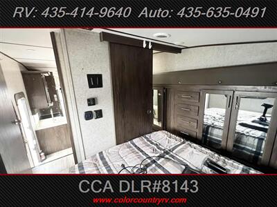 2018 Forest River Cherokee Arctic Wolf 255DRL4   - Photo 15 - Hurricane, UT 84737