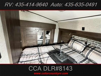 2018 Forest River Cherokee Arctic Wolf 255DRL4   - Photo 16 - Hurricane, UT 84737