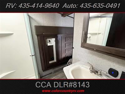 2018 Forest River Cherokee Arctic Wolf 255DRL4   - Photo 19 - Hurricane, UT 84737