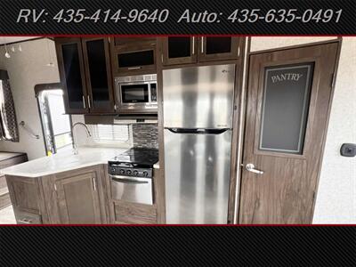 2018 Forest River Cherokee Arctic Wolf 255DRL4   - Photo 11 - Hurricane, UT 84737