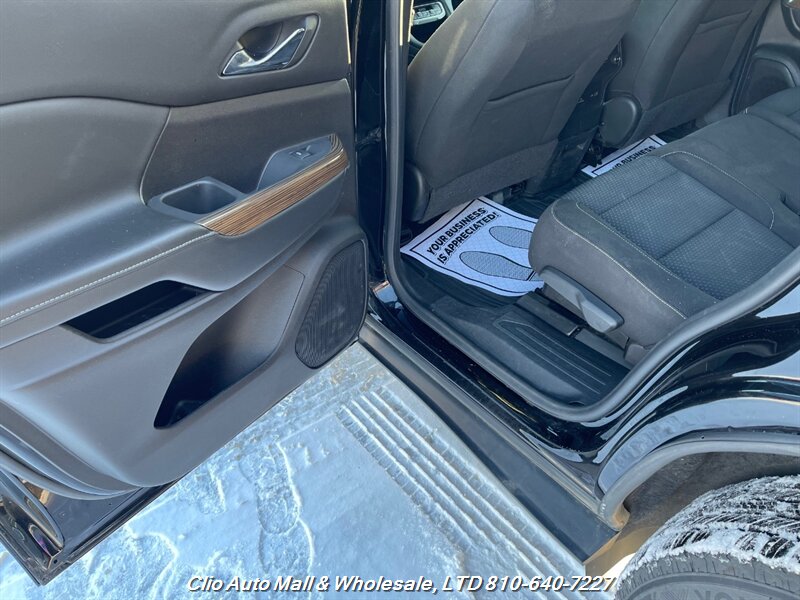 2022 GMC Acadia SLE - Photo 17 - Clio, MI 48420