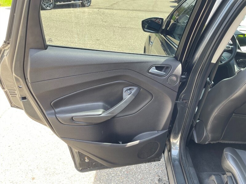 2016 Ford Escape SE - Photo 12 - Clio, MI 48420