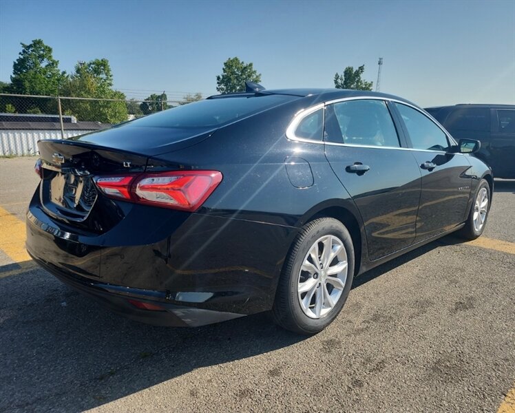 2020 Chevrolet Malibu LT - Photo 2 - Clio, MI 48420