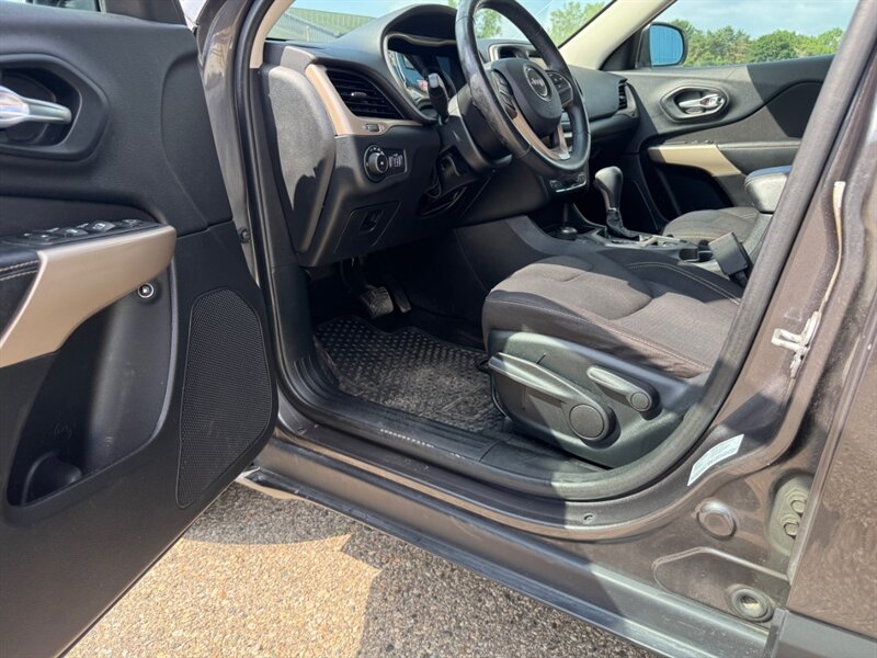 2017 Jeep Cherokee Latitude - Photo 9 - Clio, MI 48420