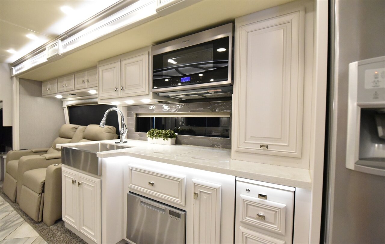 2021 Fleetwood Discovery LXE 44H   - Photo 23 - Orange, CA 92867