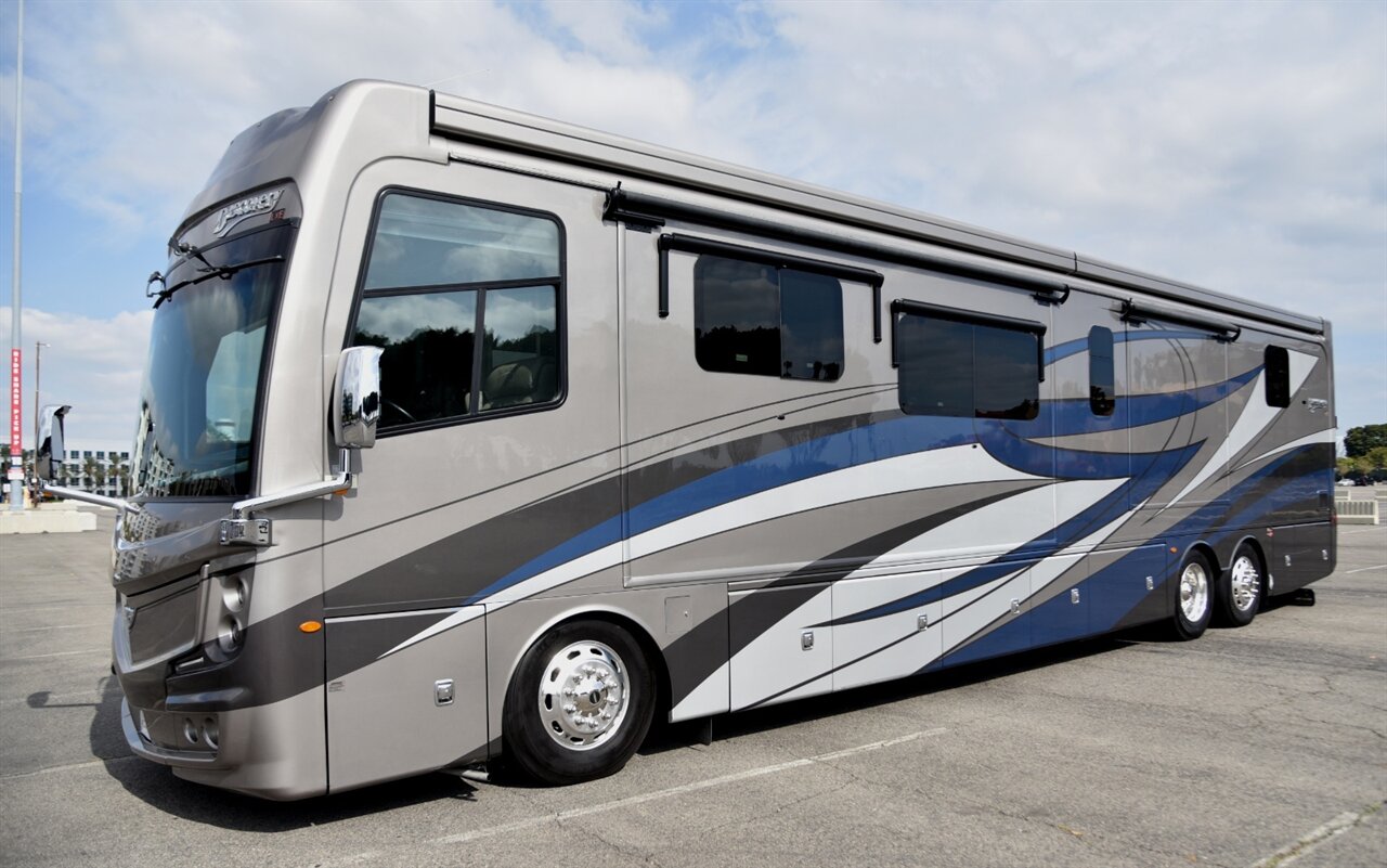 2021 Fleetwood Discovery LXE 44H   - Photo 8 - Orange, CA 92867