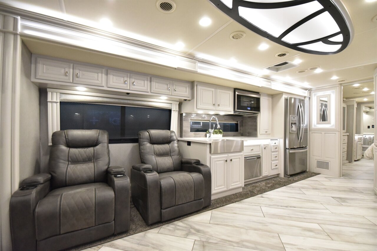 2021 Fleetwood Discovery LXE 44H   - Photo 16 - Orange, CA 92867