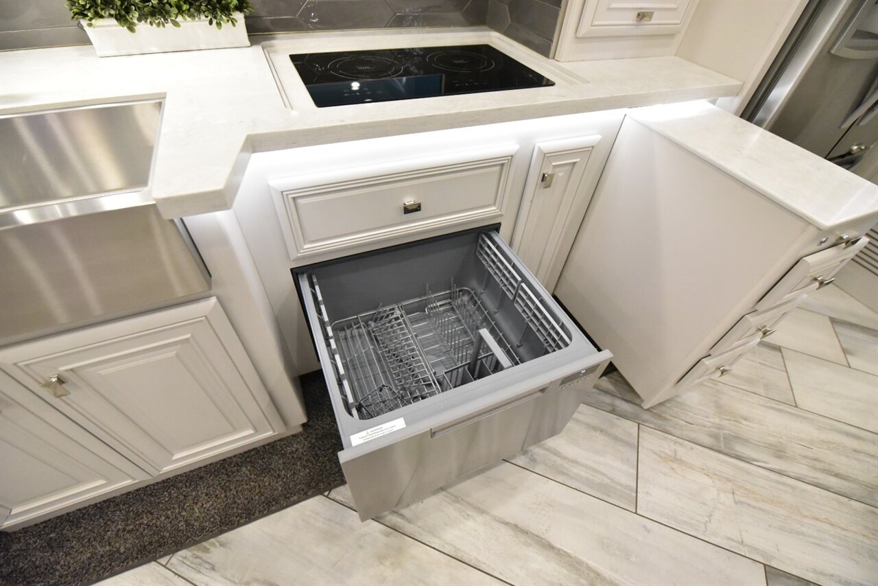 2021 Fleetwood Discovery LXE 44H   - Photo 24 - Orange, CA 92867