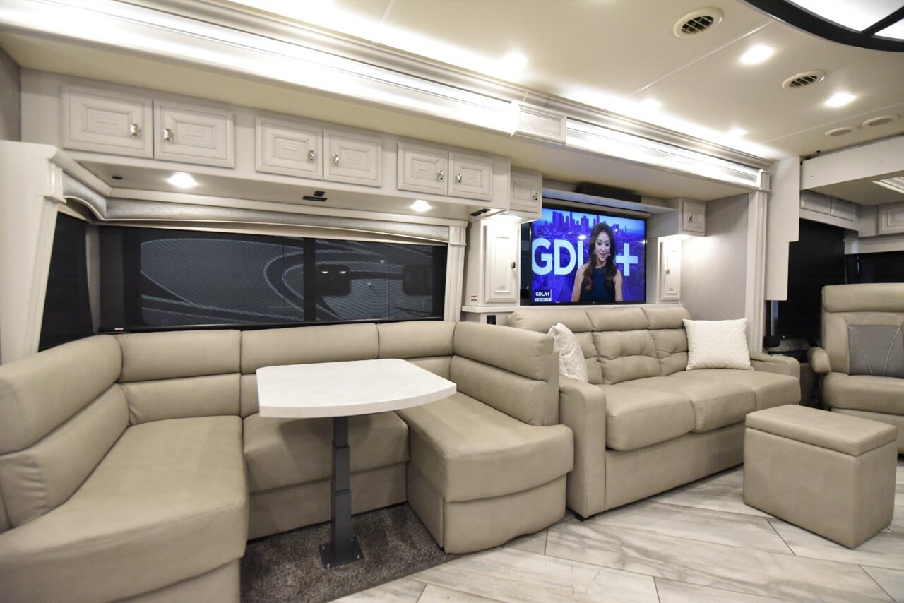 2021 Fleetwood Discovery LXE 44H   - Photo 18 - Orange, CA 92867