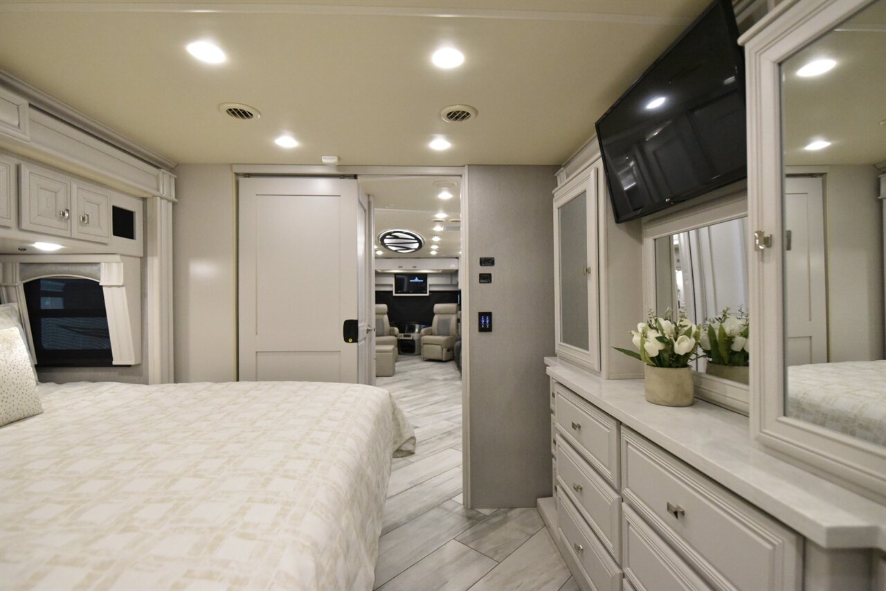 2021 Fleetwood Discovery LXE 44H   - Photo 31 - Orange, CA 92867