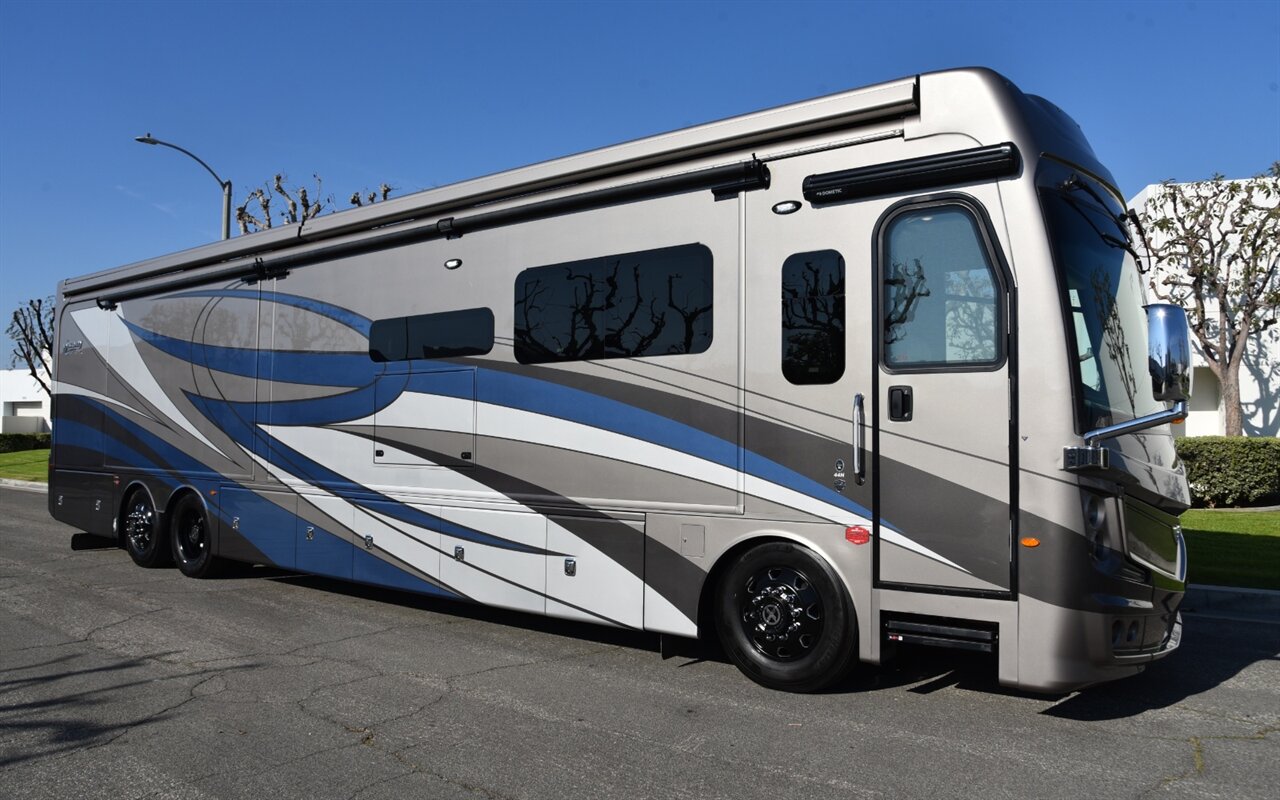 2021 Fleetwood Discovery LXE 44H   - Photo 10 - Orange, CA 92867