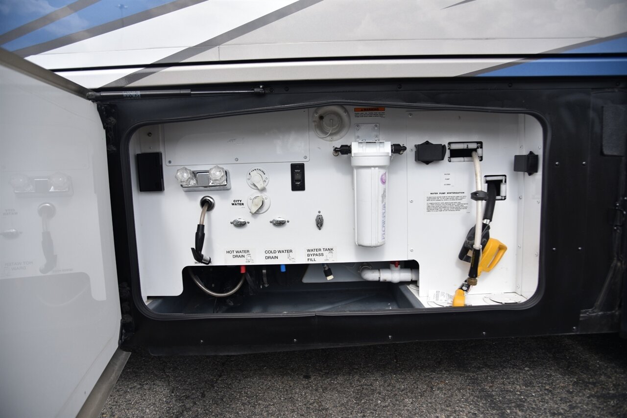 2021 Fleetwood Discovery LXE 44H   - Photo 40 - Orange, CA 92867