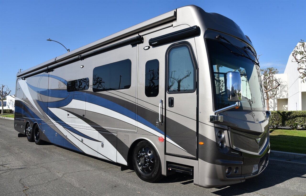 2021 Fleetwood Discovery LXE 44H   - Photo 11 - Orange, CA 92867