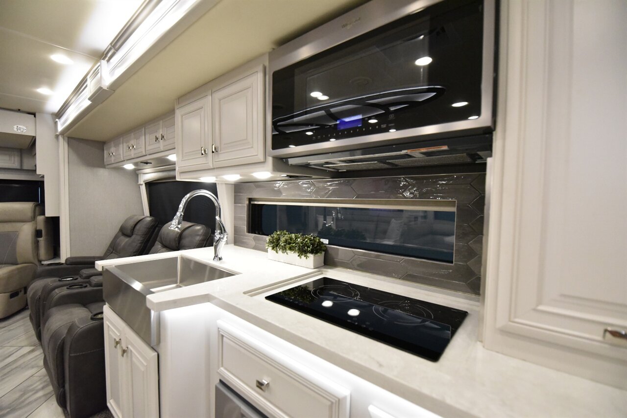 2021 Fleetwood Discovery LXE 44H   - Photo 23 - Orange, CA 92867