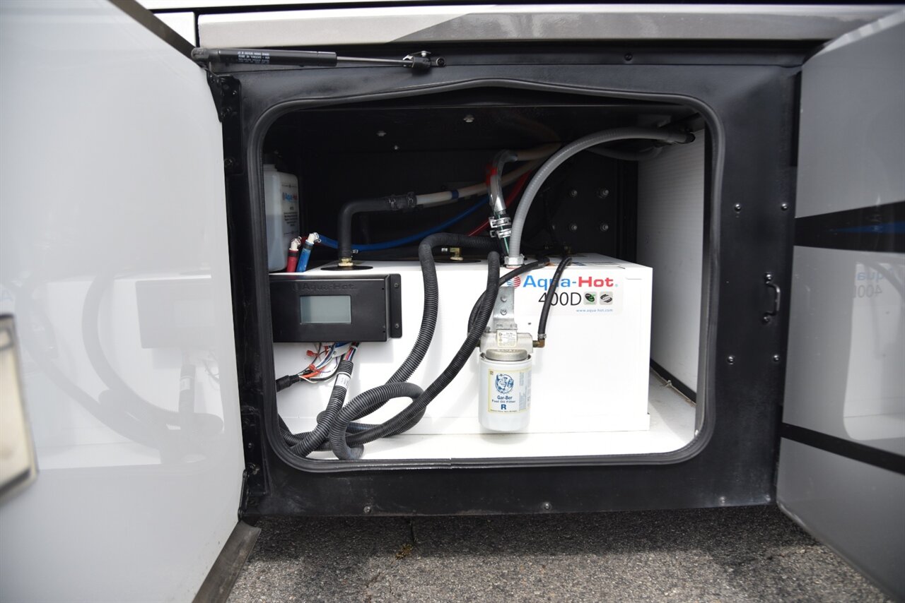 2021 Fleetwood Discovery LXE 44H   - Photo 41 - Orange, CA 92867