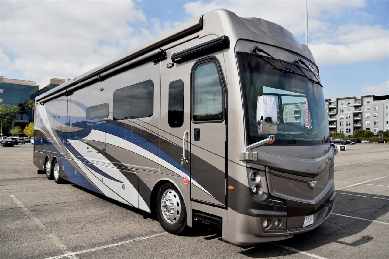 2021 Fleetwood Discovery LXE 44H   - Photo 10 - Orange, CA 92867