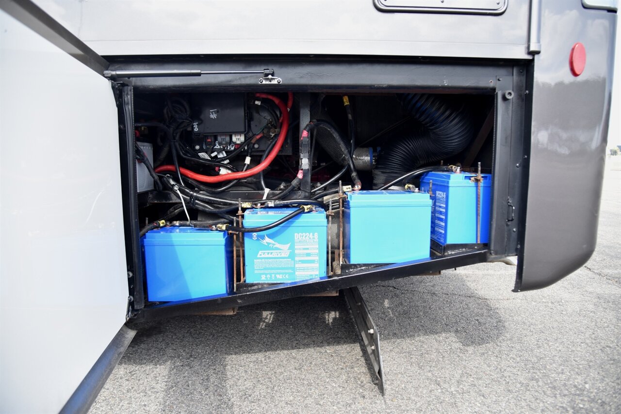 2021 Fleetwood Discovery LXE 44H   - Photo 38 - Orange, CA 92867