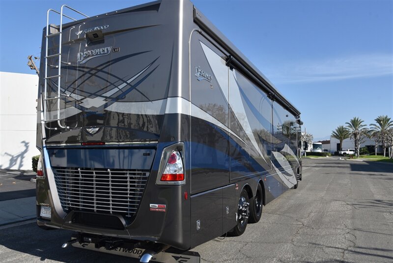 2021 Fleetwood Discovery LXE 44H   - Photo 3 - Orange, CA 92867