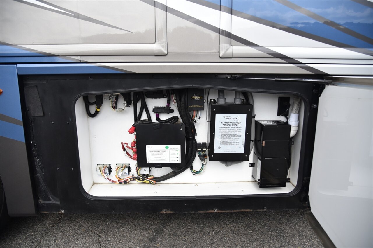 2021 Fleetwood Discovery LXE 44H   - Photo 45 - Orange, CA 92867