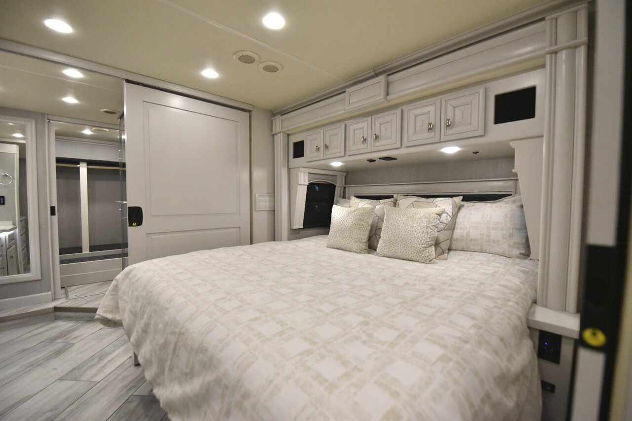 2021 Fleetwood Discovery LXE 44H   - Photo 30 - Orange, CA 92867