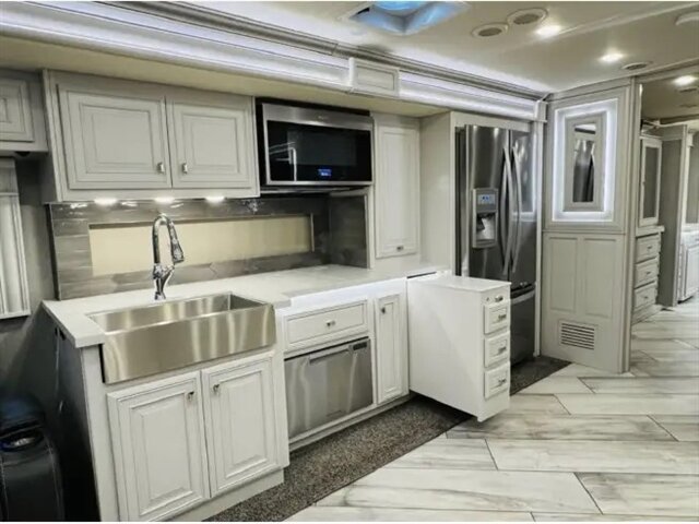 2021 Fleetwood Discovery - Photo 4 - Orange, CA 92867