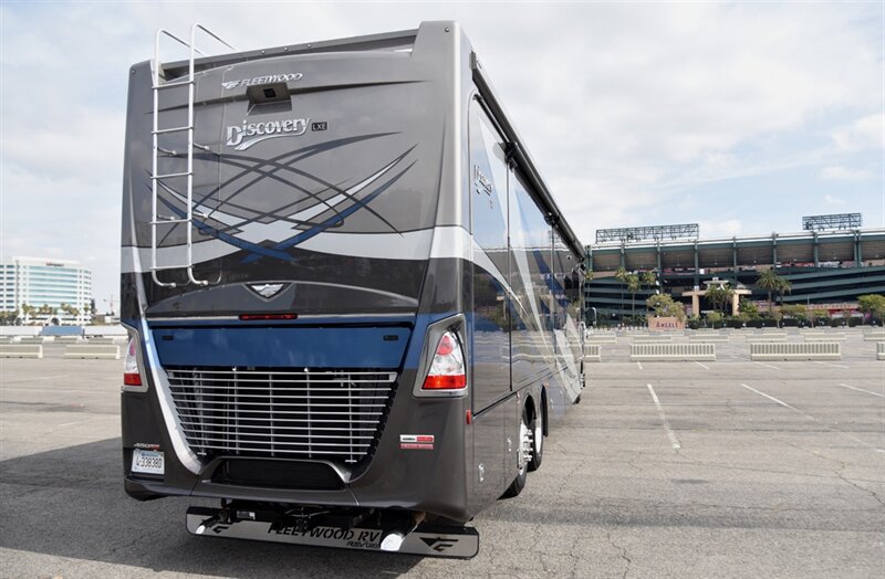 2021 Fleetwood Discovery LXE 44H   - Photo 3 - Orange, CA 92867