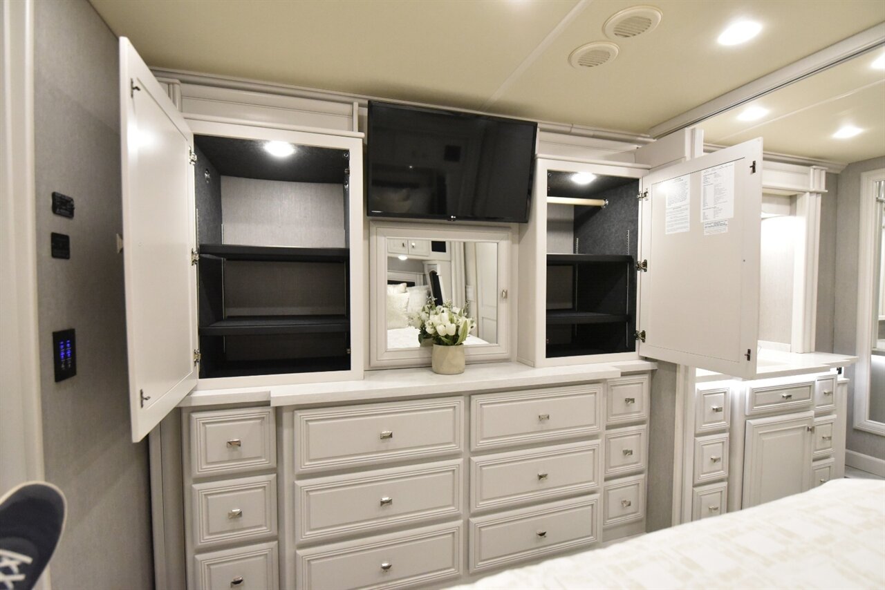 2021 Fleetwood Discovery LXE 44H   - Photo 32 - Orange, CA 92867