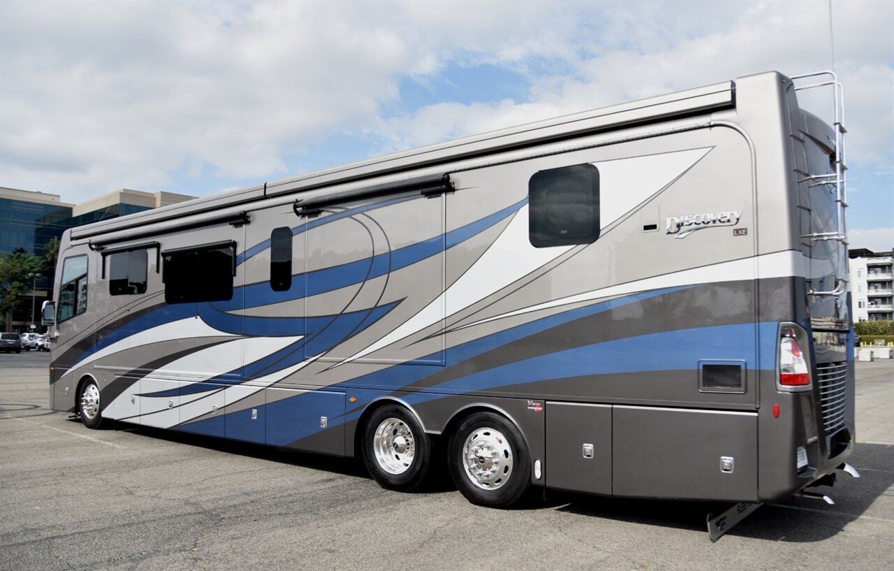 2021 Fleetwood Discovery LXE 44H   - Photo 6 - Orange, CA 92867