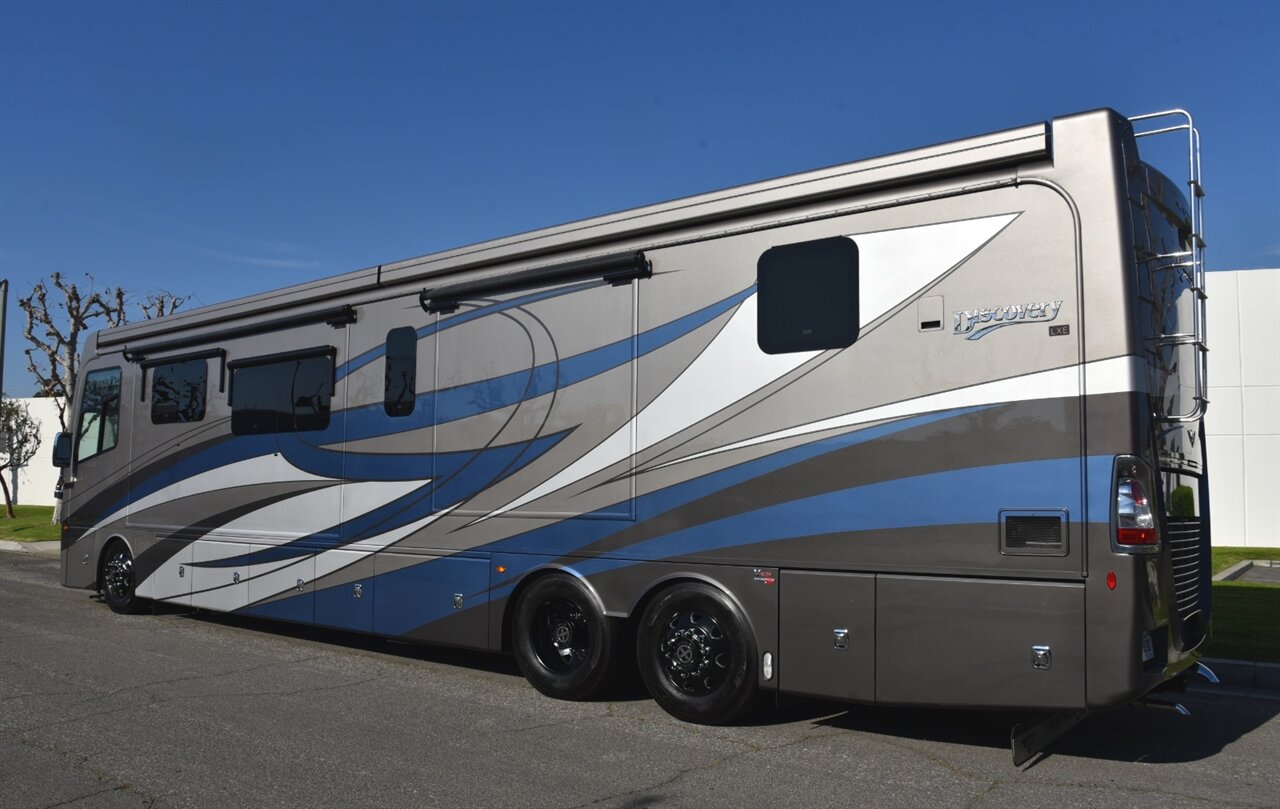 2021 Fleetwood Discovery LXE 44H   - Photo 6 - Orange, CA 92867