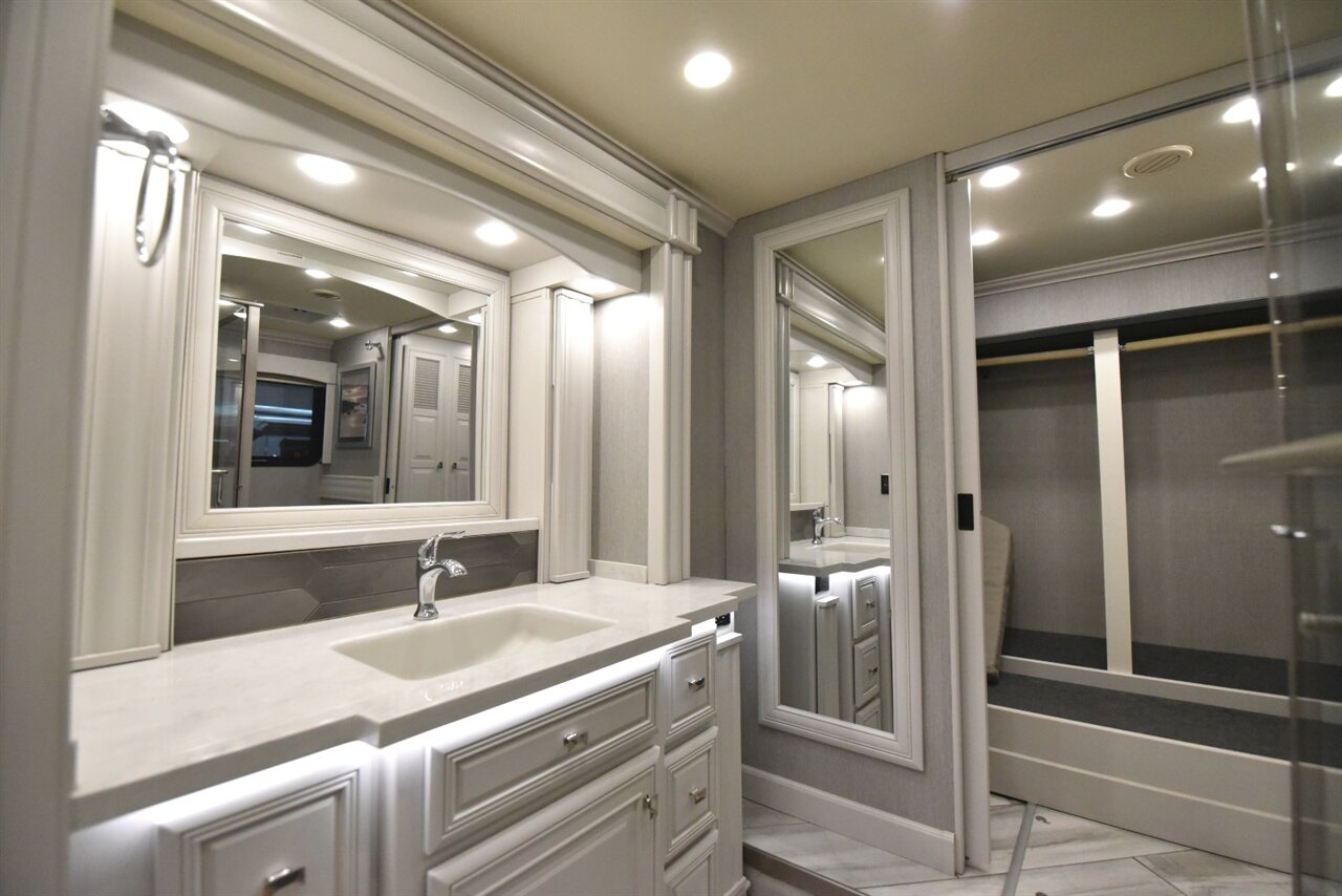 2021 Fleetwood Discovery LXE 44H   - Photo 34 - Orange, CA 92867